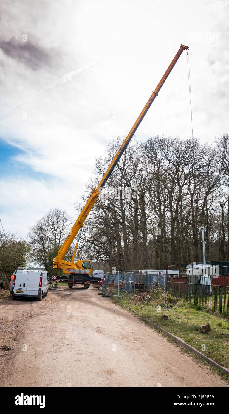 Noleggio gru Emsley Liebherr 40 tonnellate LTM 1040-2,1 gru che aziona il suo braccio telescopico in un sito di prova di buco d'acqua, foresta di Sherwood, Nottinghamshire. Foto Stock