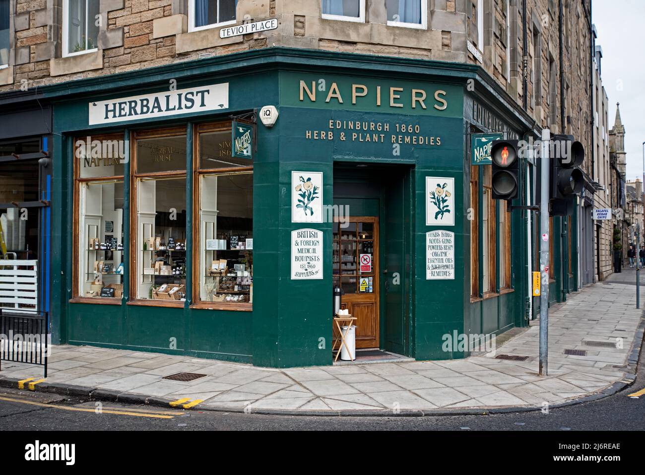 Vista esterna di Napiers gli Herbalists a Bristo Place, Edimburgo, Scozia, Regno Unito. Foto Stock