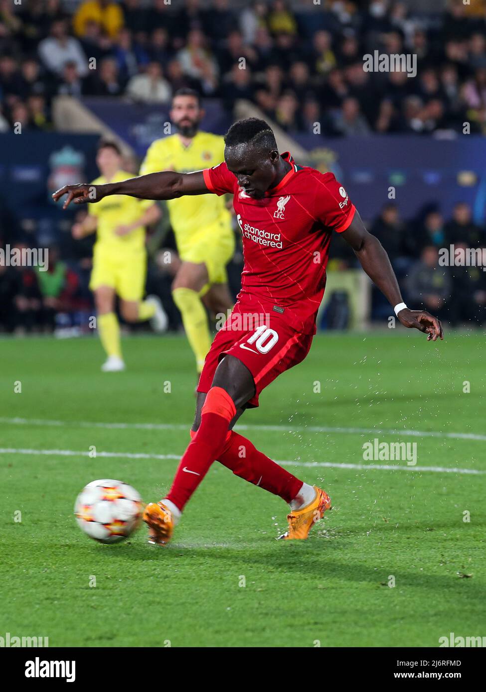 Sadio Mane (Liverpool FC) completa la 'remuntadaa' con il suo obiettivo, in  quanto Liverpool è ora leader 2-3. Durante Villarreal CF vs Liverpool FC,  UEFA Champions League calcio partita a Vilareal, Spagna,