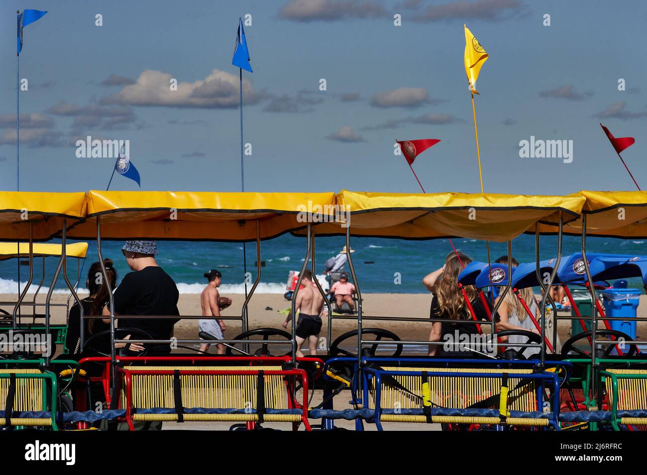 Le pedaline parcheggiate e le persone che si godono il lungolago di Chicago in una giornata calda Foto Stock