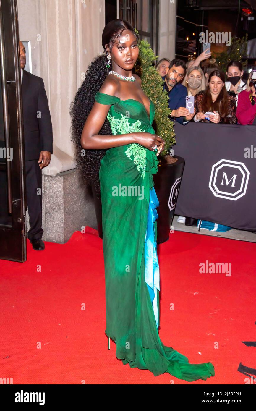 Adut Akech indossa Christian Lacroix e parte dal Mark Hotel per il Met Gala 2022 a New York City. Foto Stock