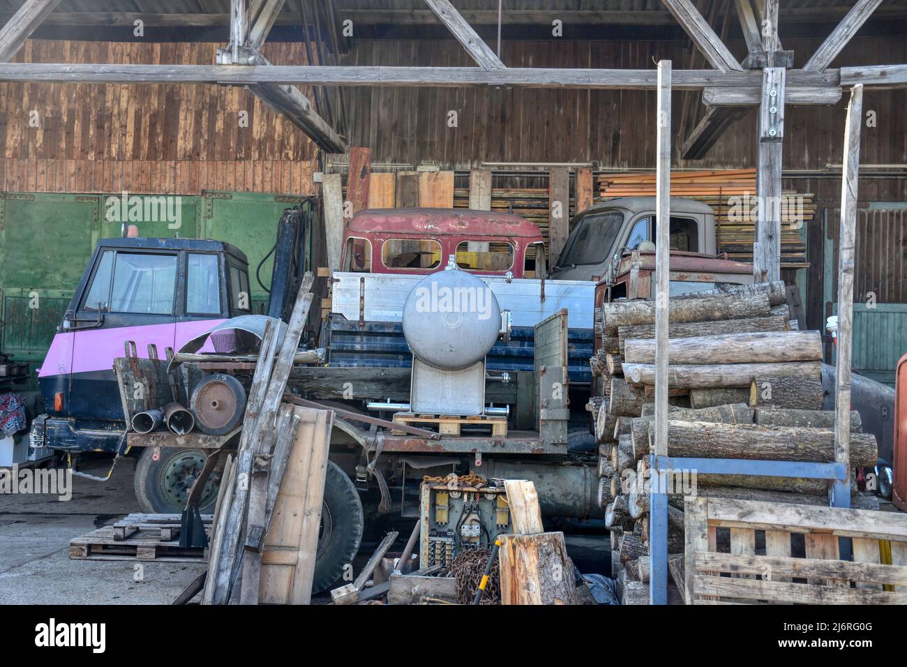 Lost Place, LKW, Laster, abgestellt, Freigelände, Steyr, Lastkraftwagen, Diesel, Motorhaube, Militärfahrzeug, Kran, vergessen, ausgemustert, verrostet Foto Stock