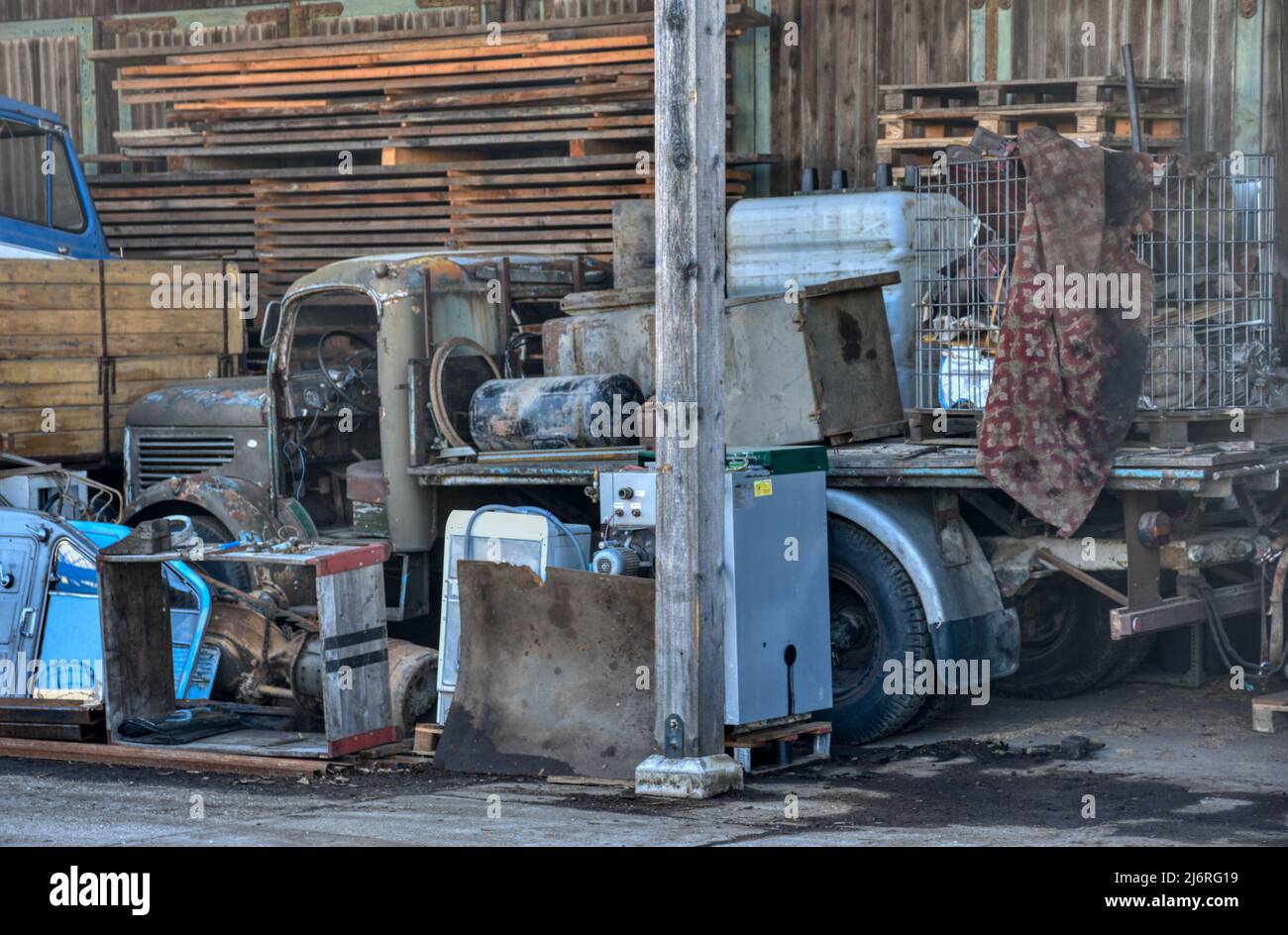 Lost Place, LKW, Laster, abgestellt, Freigelände, Steyr, Lastkraftwagen, Diesel, Motorhaube, Militärfahrzeug, Kran, vergessen, ausgemustert, verrostet Foto Stock