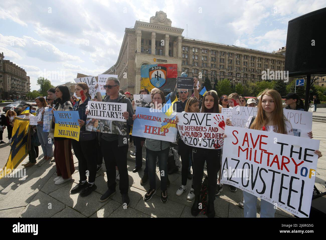 Kyiv, Ucraina - 03 maggio 2022, i manifestanti tengono cartelloni che esprimono la loro opinione durante la manifestazione. I parenti e gli amici dei militari del battaglione Azov, che attualmente si è impegnato a difendere lo stabilimento di Azovstal a Mariupol, invitano i leader mondiali a fornire un corridoio verde per l'evacuazione dei civili e dei soldati ucraini dallo stabilimento di acciaio di Azovstal. Foto Stock