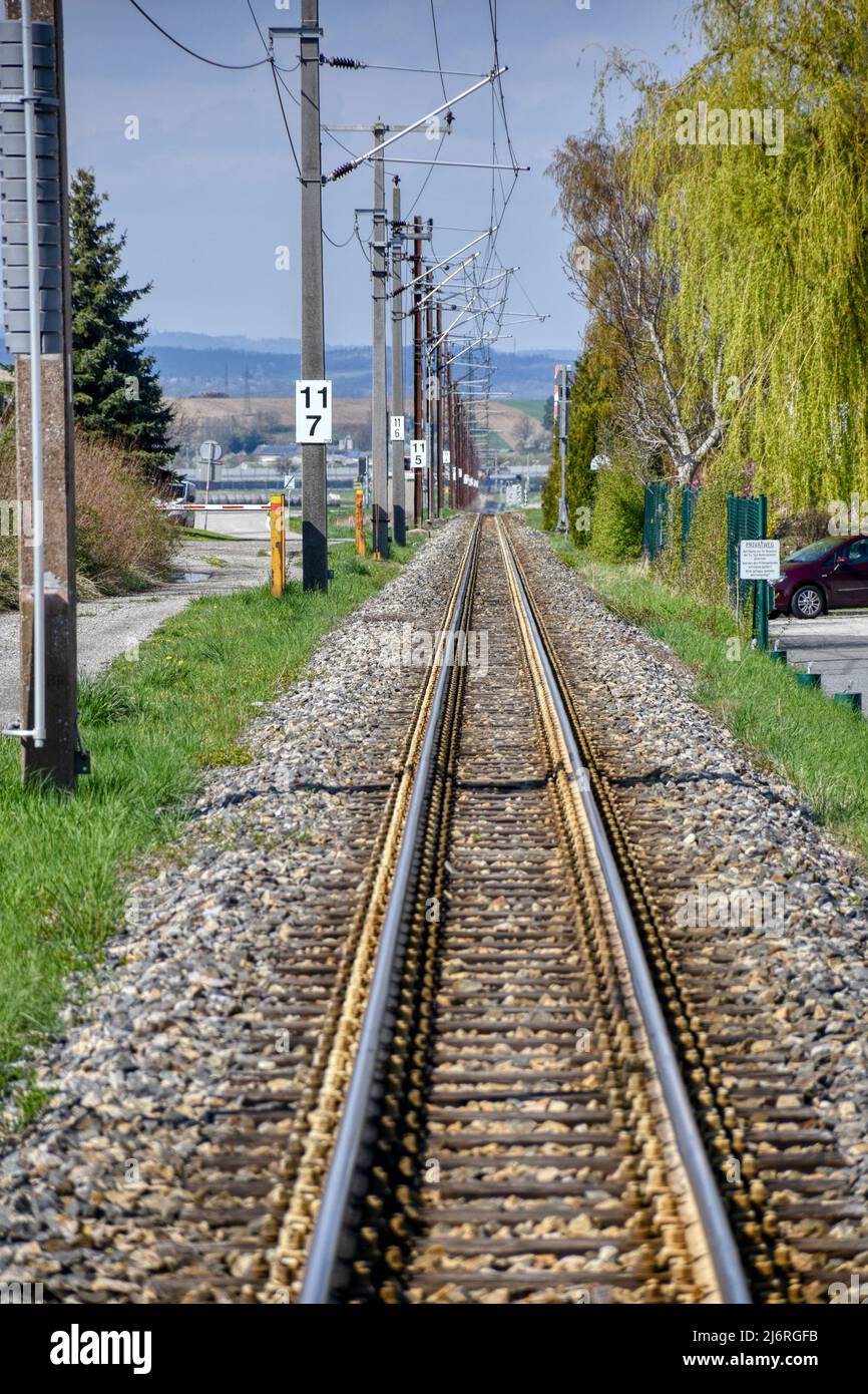 Eisenbahn, Bahnhof, Oberleitung, Ober-Grafendorf, Mariazellerbahn, Gleis, Schiene, Oberleitungsmast, Draht, Fahrdraht, Ausleger, Isolator, Strom, Elek Foto Stock