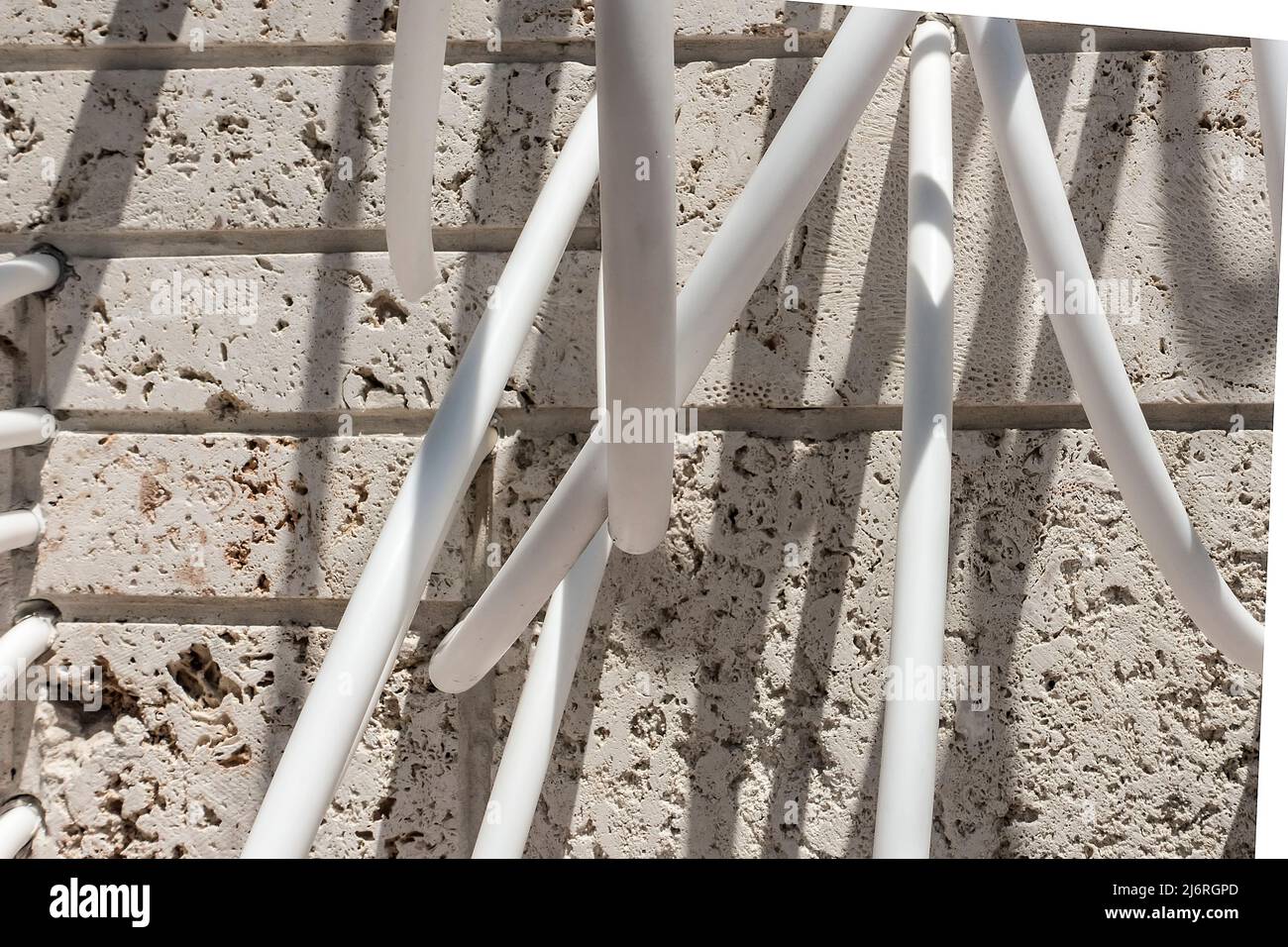 Tubi di plastica bianchi in arte di installazione a parete Miami, Florida, USA Foto Stock