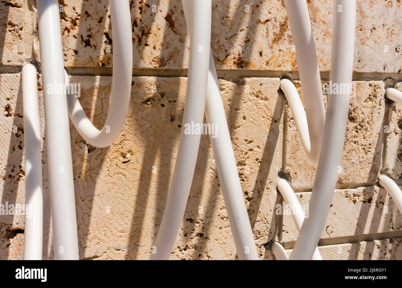 Tubi di plastica bianchi in arte di installazione a parete Miami, Florida, USA Foto Stock