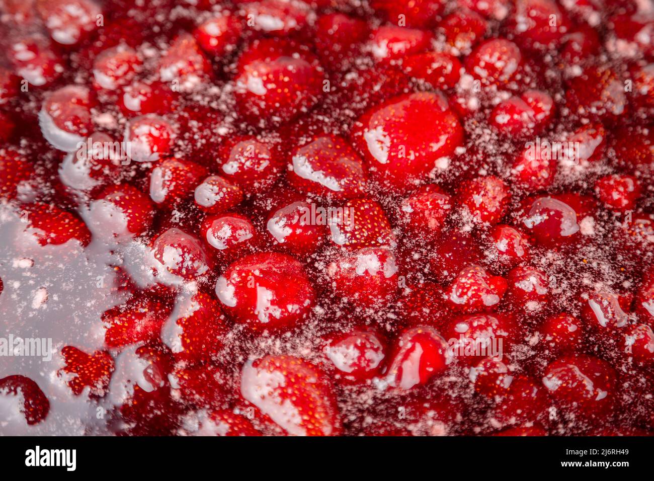 Marmellata di fragole. Marmellata di fragole fatta in casa facendo bollire progresso. La marmellata di fragole sta bollendo, tiro dettagliato. Marmellata di fragole, vista dall'alto. Processo di cottura, bacche bollenti per inscatolamento. Foto Stock