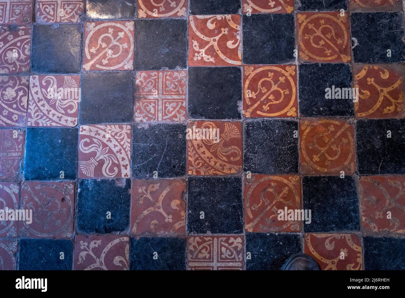 Le mattonelle di pavimento medioevale sul pavimento del campanile staccato alla chiesa di St. Leonards, Yarpole, Herefordshire. Foto Stock