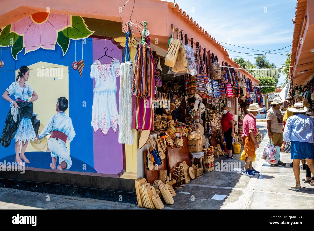 Negozi colorati al mercato artigianale di Monsefu vicino a Chiclayo, regione Lambayeque, Perù. Foto Stock