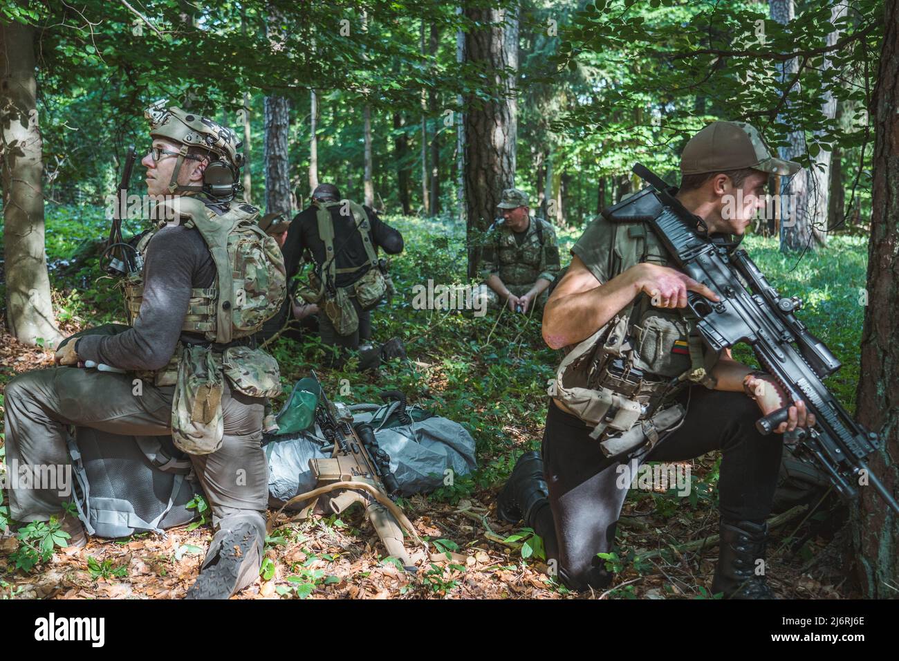 I membri del Gruppo delle forze speciali 7th (Airborne) svolgono attività di formazione su sling-load, ricognizione e azione diretta insieme alle forze volontari della Difesa nazionale lituana (NDVF) a Hohenfels, Baviera, Germania, 5 settembre 2021. L'NDVF si è allenato insieme al Gruppo 7th per aumentare l'interoperabilità e prepararsi ai futuri esercizi bilaterali. (Foto US Army di SPC Aaron Schaeper) Foto Stock