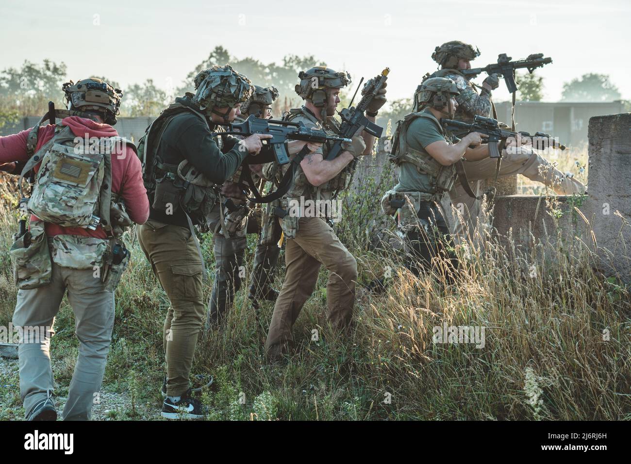 I membri del Gruppo delle forze speciali 7th (Airborne) svolgono attività di formazione su sling-load, ricognizione e azione diretta insieme alle forze volontari della Difesa nazionale lituana (NDVF) a Hohenfels, Baviera, Germania, 5 settembre 2021. L'NDVF si è allenato insieme al Gruppo 7th per aumentare l'interoperabilità e prepararsi ai futuri esercizi bilaterali. (Foto US Army di SPC Aaron Schaeper) Foto Stock