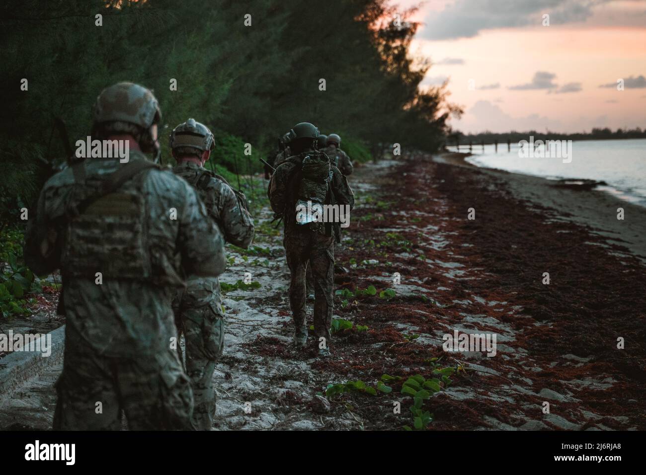 I membri del Gruppo delle forze speciali 7th (Airborne) svolgono un addestramento marittimo e diretto con i membri della Royal Bahamian Defense Force (RBDF) a Nassau, Bahamas, 28 luglio 2021. Il RBDF si allena insieme al Gruppo 7th per aumentare l'interoperabilità e prepararsi ai futuri esercizi bilaterali. (Foto US Army di SPC Aaron Schaeper) Foto Stock
