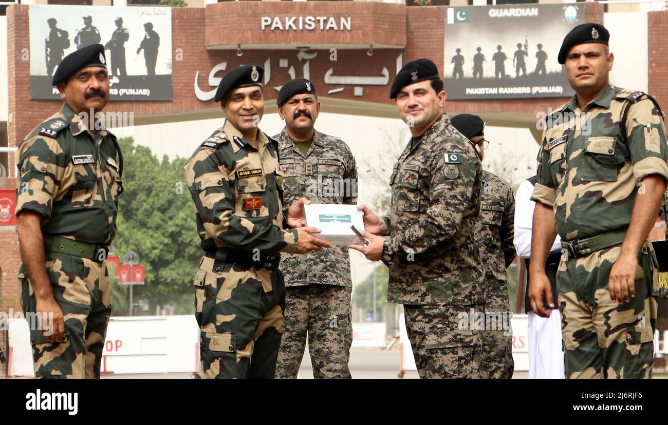 AMRITSAR, INDIA - MAGGIO 3: Il comandante della forza di sicurezza di confine indiana (BSF) Jasbir Singh con il comandante dell'ala dei Rangers pakistani Aamir in occasione di Eid al-Fitr, al confine India-Pakistan Wagah il 3 Maggio 2022 ad Amritsar, India. (Foto di Sameer Sehgal/Hindustan Times/Sipa USA) Foto Stock