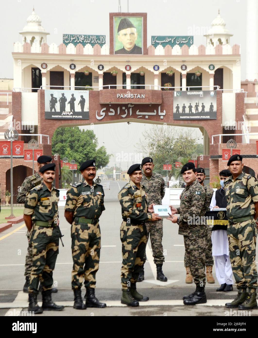 AMRITSAR, INDIA - MAGGIO 3: Comandante della forza di sicurezza di confine indiana (BSF) Jasbir Singh (3L) con il comandante dell'ala dei Rangers pakistani Aamir (2R) in occasione di Eid al-Fitr, al confine India-Pakistan Wagah il 3 maggio 2022 ad Amritsar, India. (Foto di Sameer Sehgal/Hindustan Times/Sipa USA) Foto Stock