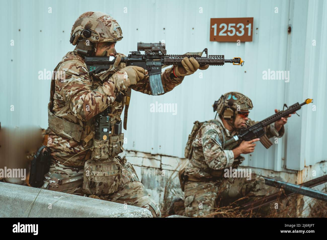 I membri del Gruppo delle forze speciali 7th (Airborne) conducono corsi di formazione marittimi, medici e ad azione diretta sui Simoni Camp “Bull”, Fl., 8 dicembre 2021. Le forze operative speciali cilene si allenano insieme al Gruppo 7th per aumentare l'interoperabilità e prepararsi ai futuri esercizi bilaterali. (Foto US Army di SPC Aaron Schaeper) Foto Stock