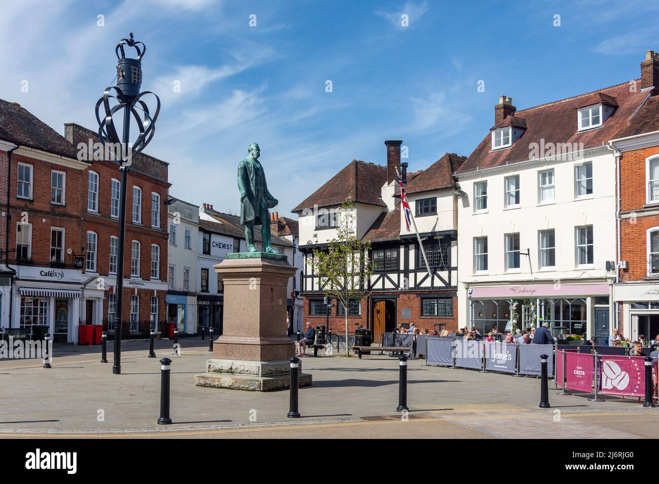 Pavement cafes, Market Place, Romsey, Hampshire, Inghilterra, Regno Unito Foto Stock