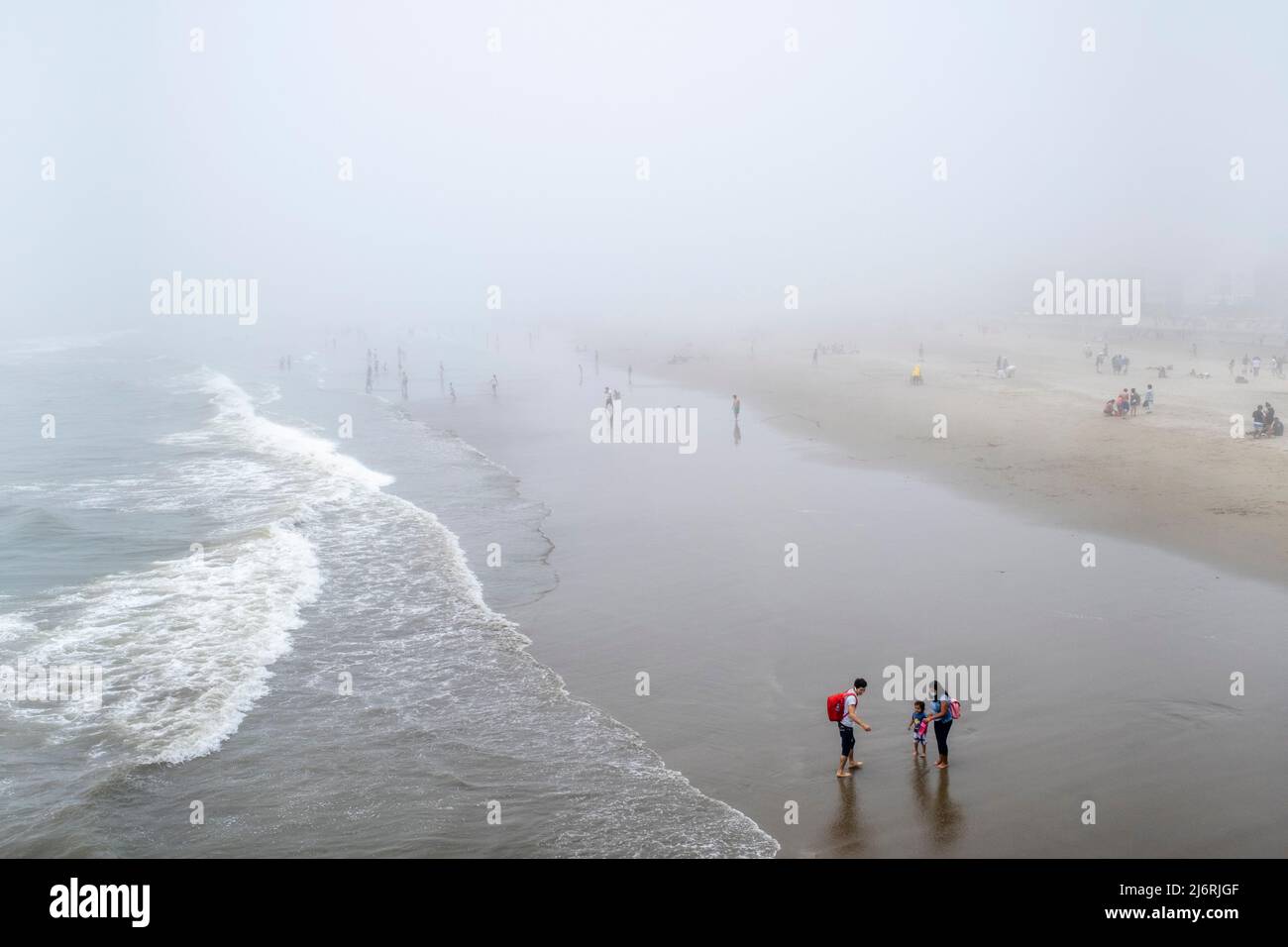 Peruviani al mare, spiaggia di Pimentel, Chiclayo, provincia di Chiclayo, Perù. Foto Stock