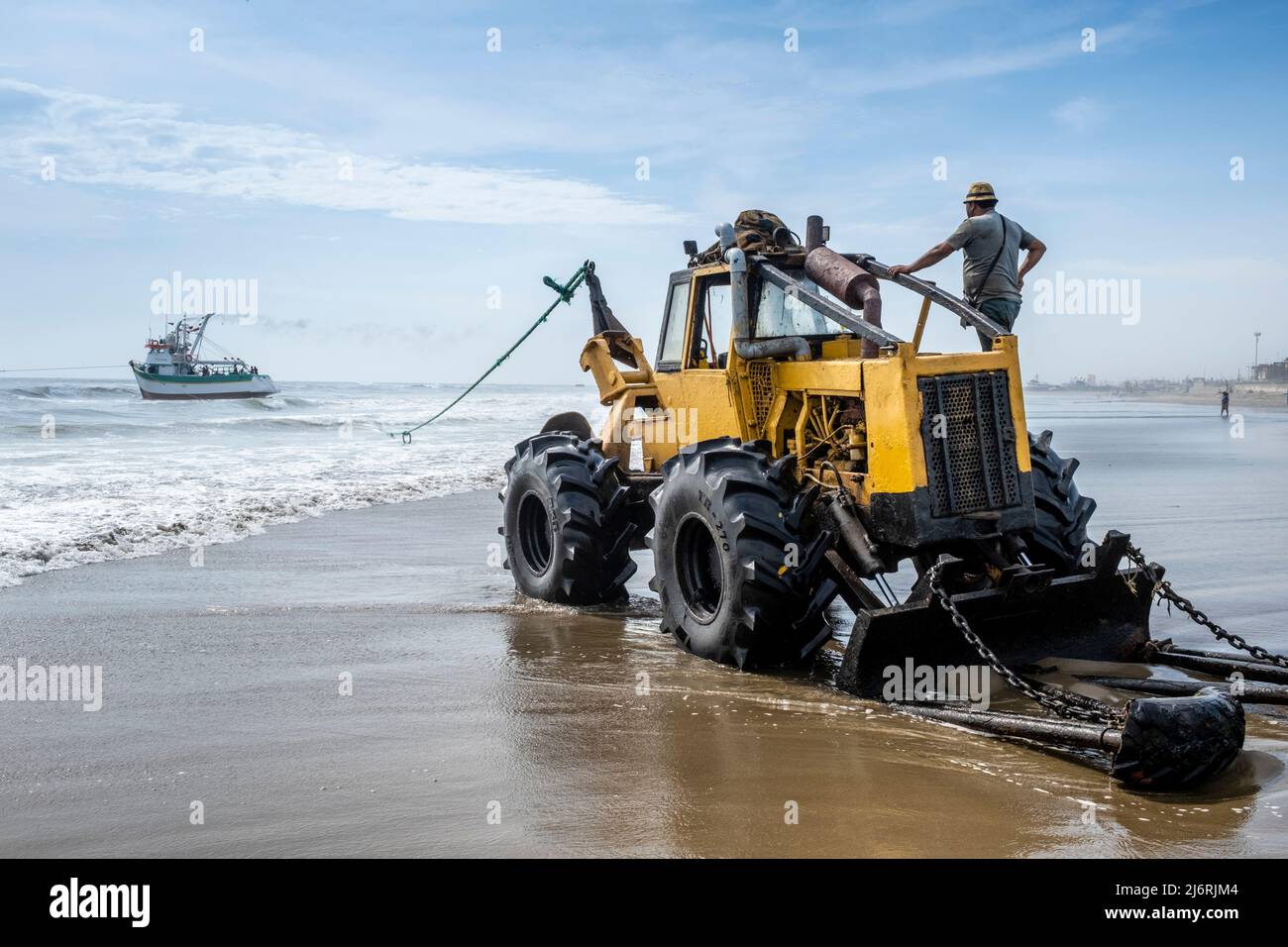 Un trattore collega Una linea a una barca da pesca, Santa Rosa Beach, Chiclayo, provincia di Chiclayo, Perù. Foto Stock