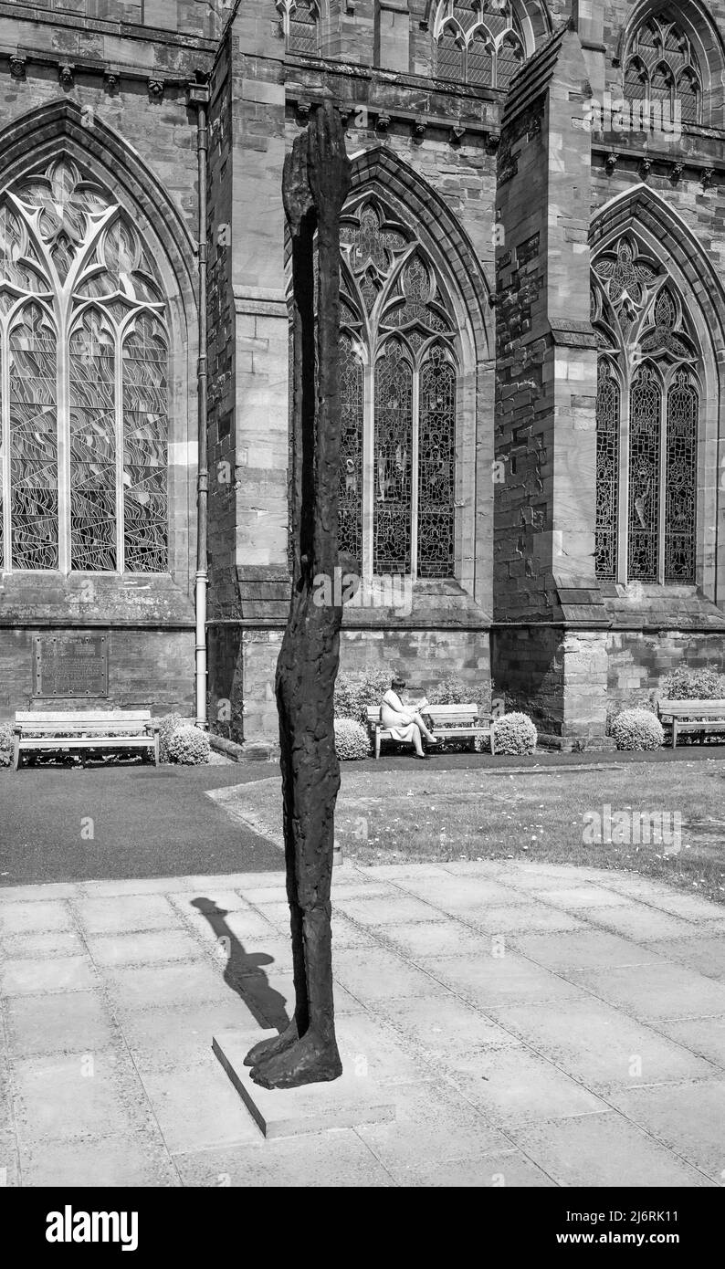 La scultura in acciaio arrugginita di John o' Connor, oltre i limiti, si erge all'esterno della cattedrale di Hereford, Hereford, Inghilterra, Regno Unito Foto Stock