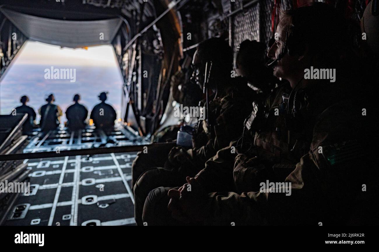 Operazioni speciali membri del team chirurgico assegnati al 24th Special Operations Wing Practice Rapid Response Transit su un aeromobile MC-130J Commando II assegnato al 14th armi Squadron a Hurlburt Field, Florida, 17 marzo 2022. SOST è un elemento estremamente leggero, mobile e rapidamente dispiegabile che è addestrato in modo medico e tattico per fornire la rianimazione traumatologica e la cura chirurgica salvavita sul campo di battaglia o in prossimità di esso. (STATI UNITI Air Force foto di SRA Christopher H. Stolze) Foto Stock