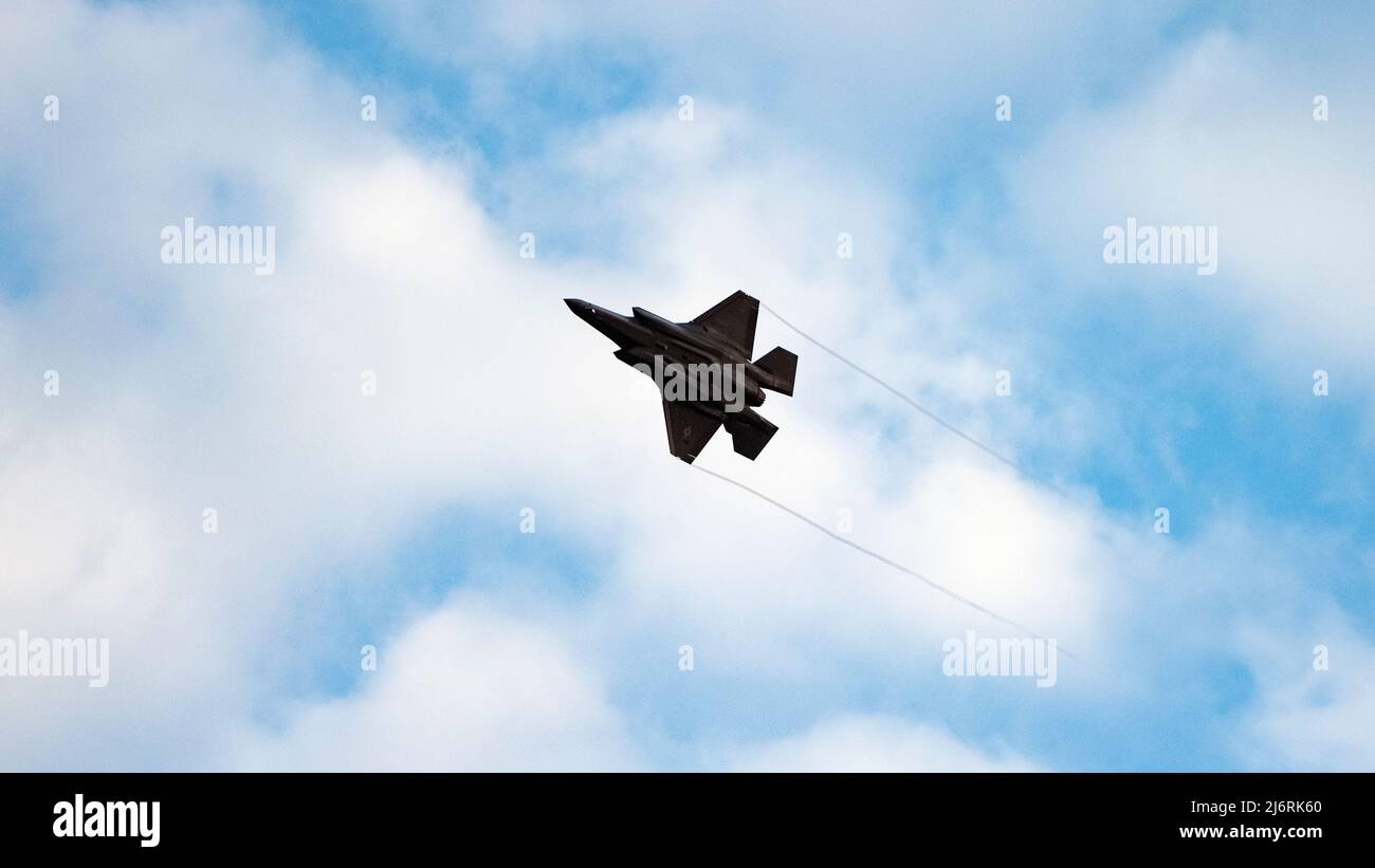 Un aereo da combattimento della quinta generazione della U.S. Air Force F-35A Lightning II, assegnato alla 158th Fighter Wing della Vermont Air National Guard, vola sopra la base aerea di Spangdahlem, Germania, mentre si preparano a prendere il controllo per la 388th Fighter Wing della Hill Air Force base, 02 maggio 2022. La capacità del comando europeo degli Stati Uniti di ruotare tra le unità mantiene la disponibilità e il morale di tutta la forza, mostrando al contempo l'esclusiva capacità dell'aeronautica statunitense di integrarsi perfettamente tra componenti di Active Duty, Air Force Reserve e Air National Guard. (STATI UNITI Air Force foto di Tech. SGT. Anthony Plyler) Foto Stock