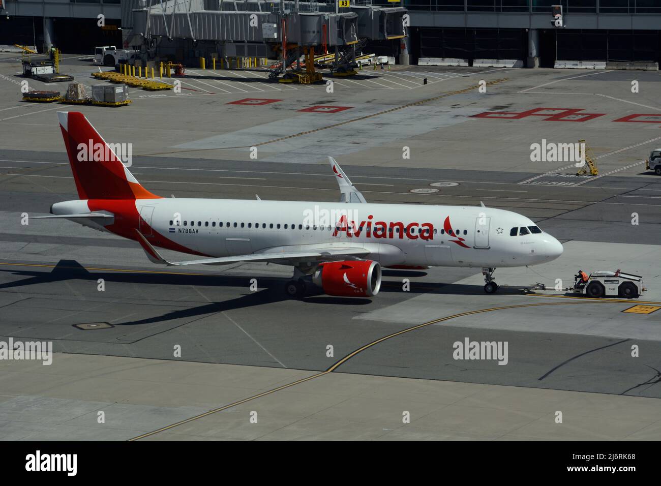 Un aereo Avianca Airlines Airbus A320 passeggeri viene prelevato dal gate prima del decollo all'Aeroporto Internazionale di San Francisco a San Francisco. Foto Stock