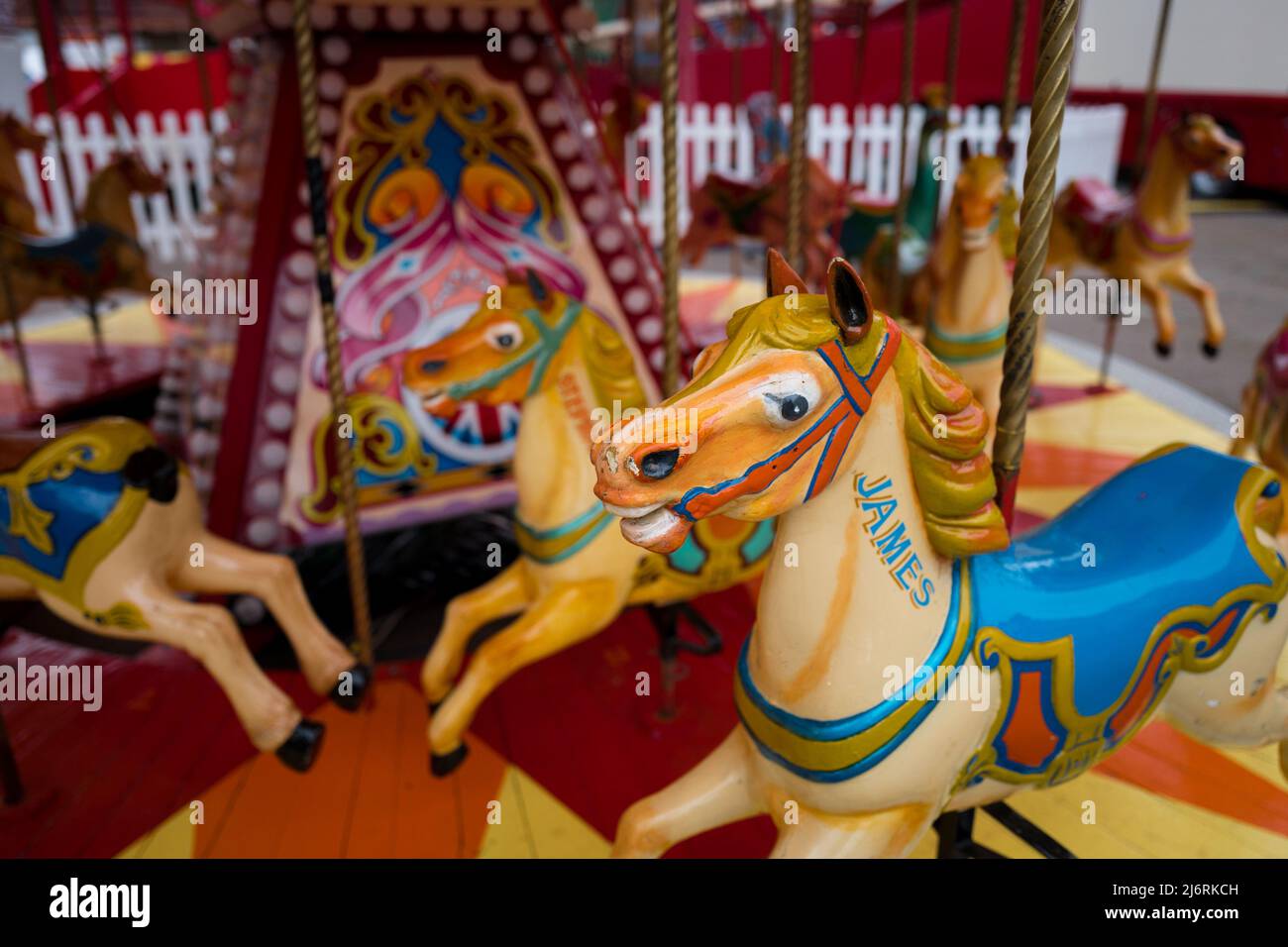 A Merry Go Round, un'attrazione da fiera alla fiera di maggio a Ludlow, Shropshire, Inghilterra. Foto Stock