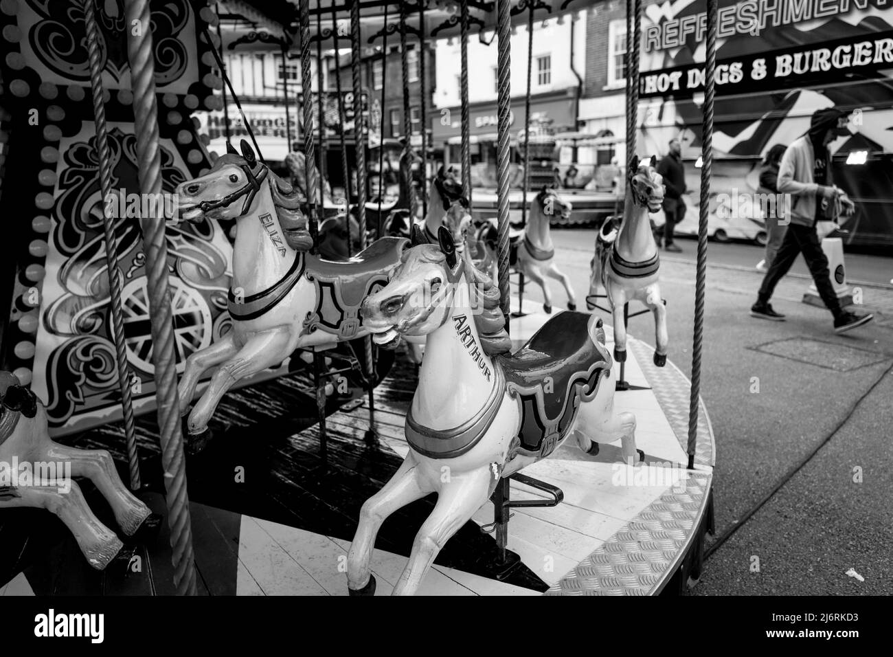 A Merry Go Round, un'attrazione da fiera alla fiera di maggio a Ludlow, Shropshire, Inghilterra. Foto Stock