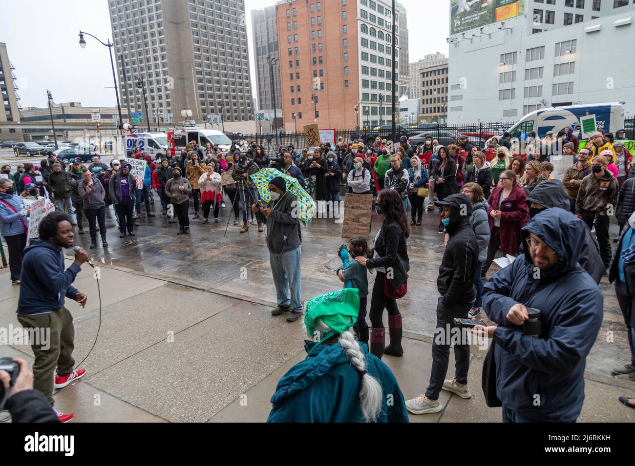 Detroit, Michigan USA - 3 maggio 2022 - gli attivisti per i diritti delle donne si sono radunati presso il tribunale federale per mantenere legale l'aborto. Un giorno prima, un progetto di parere trapelato dalla Corte Suprema ha suggerito che la Corte potrebbe ribaltare la storica decisione Roe contro Wade che nel 1973 legalizzò la maggior parte degli aborti. Tristan Taylor di Detroit respirerà, parla al rally. Foto Stock