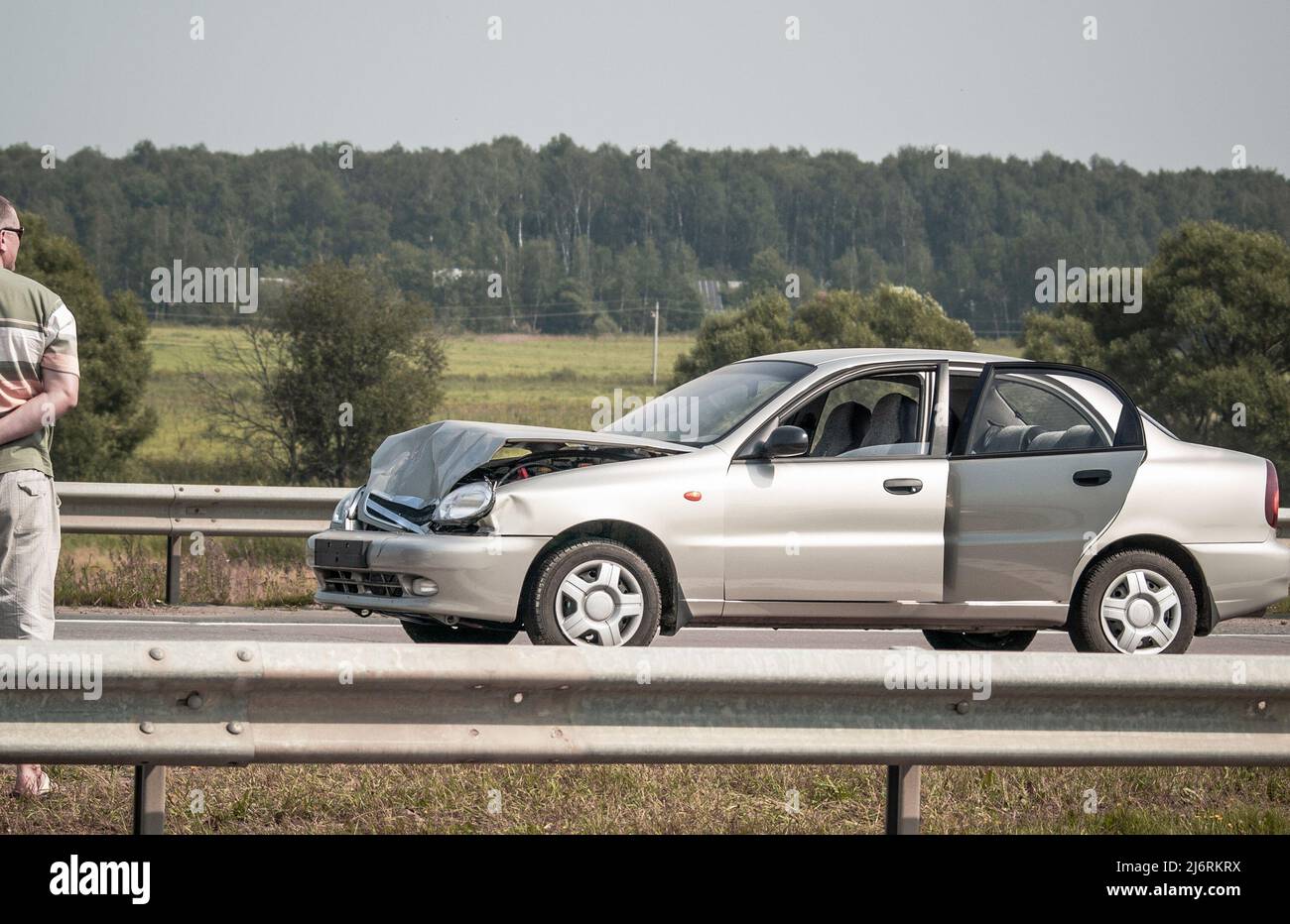 rotta nuova auto e conducente in autostrada Foto Stock