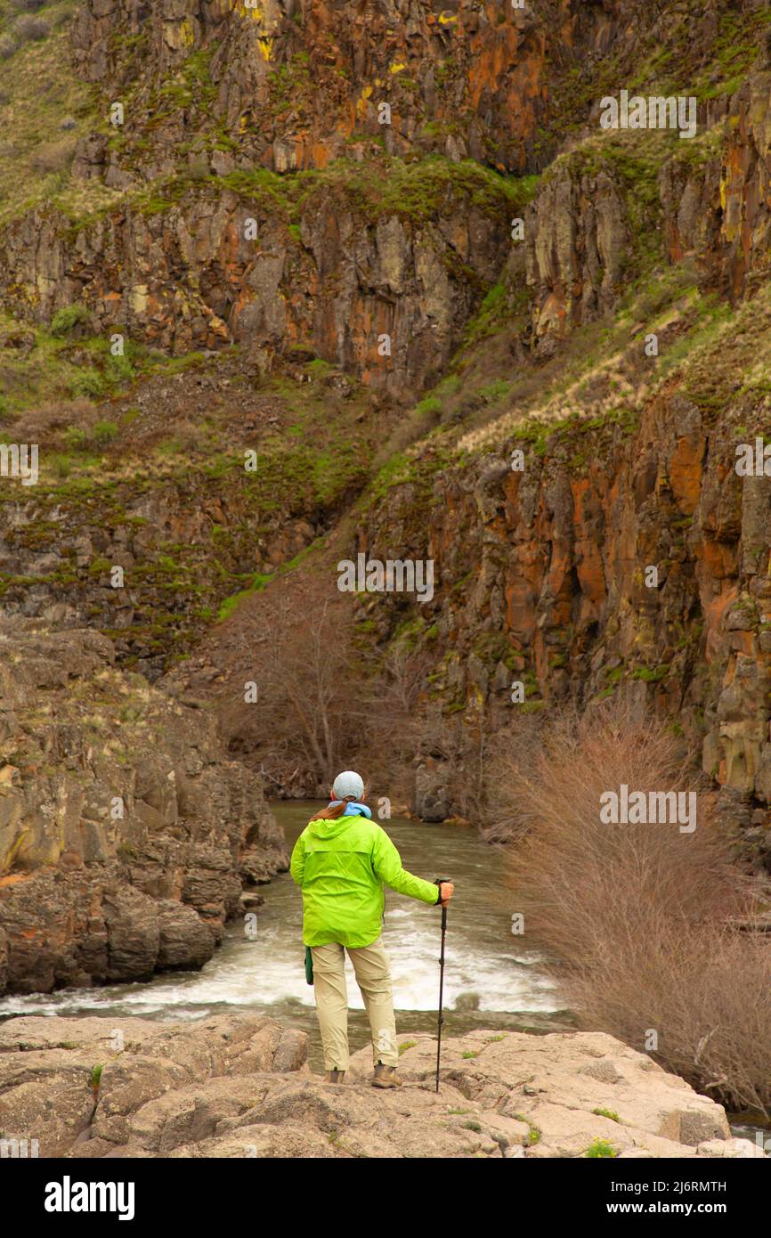 Escursionista nel canyon, White River Falls state Park, White Wild e Scenic River, Oregon Foto Stock