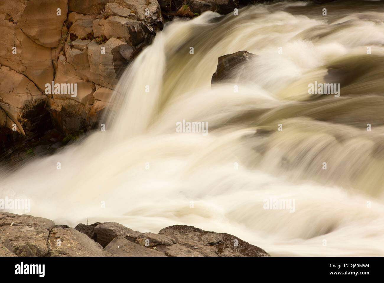 Primo cade, White River Falls State Park, bianco selvaggio e Scenic River, Oregon Foto Stock