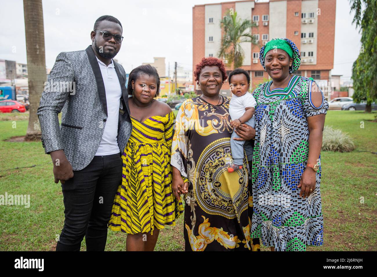 Foto di gruppo di una famiglia africana multigerazionale, nonna, genitori, figlio e zia insieme sorridente e felice Foto Stock