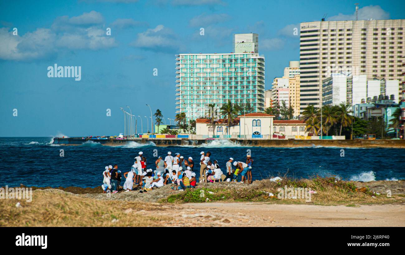 Cerimonia religiosa Santeria sul mare di Malecon vicino alla Riviera e hotel Melia Cohiba a l'Avana, Cuba. Foto Stock