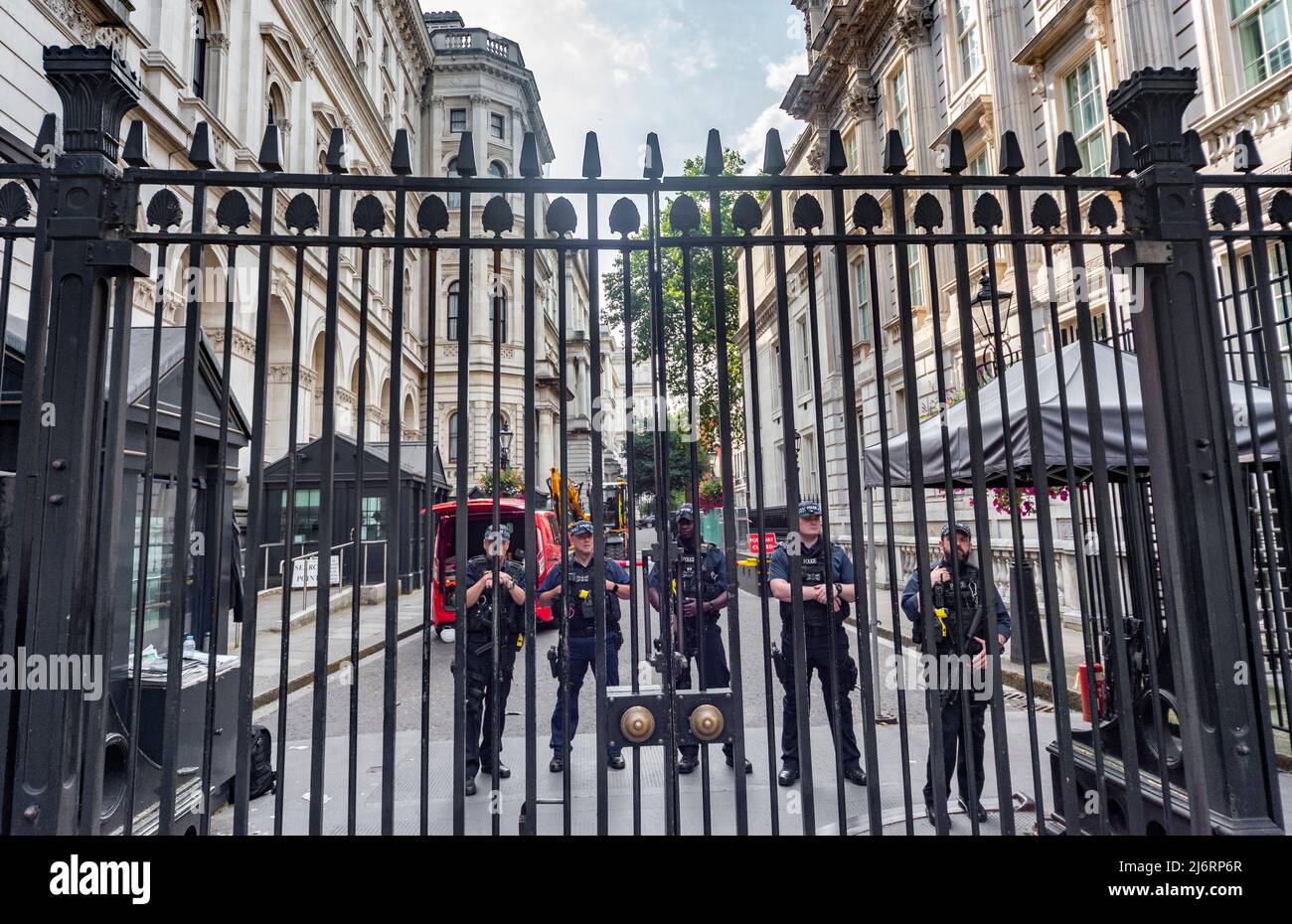 Centro di Londra,Inghilterra,Regno Unito-Agosto 21 2019: Personale di polizia Metropolitano armato si trova dietro le porte di ferro chiuse, sorvegliando le leadi di strada Foto Stock