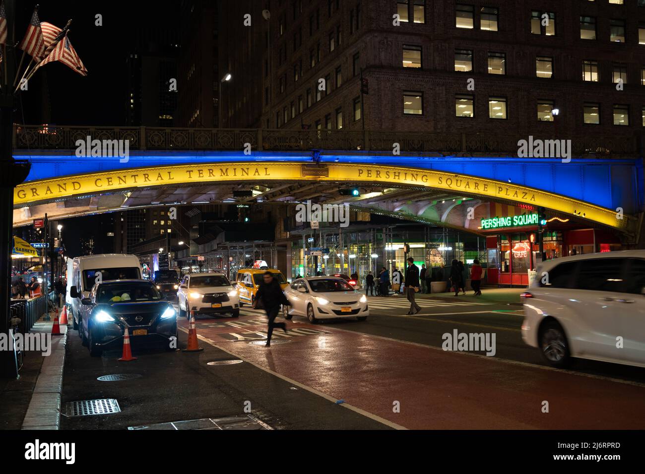 Park Avenue Viadotto al Grand Central Terminal di New York City illuminato in blu e giallo per supportare l'Ucraina Foto Stock