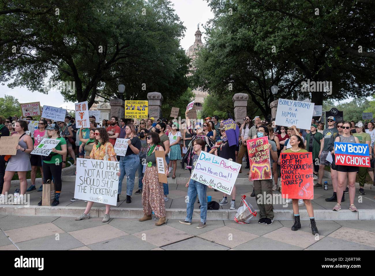 Texas, USA, 3 maggio 2022: I manifestanti dei diritti di aborto si radunano al di fuori della capitale dello Stato del Texas in risposta alla trapelata bozza di un’opinione della Corte Suprema che rovesciò la storica decisione Roe contro Wade che istituiva un diritto costituzionale all’aborto. Austin, Texas. Mario Cantu/CSM Foto Stock