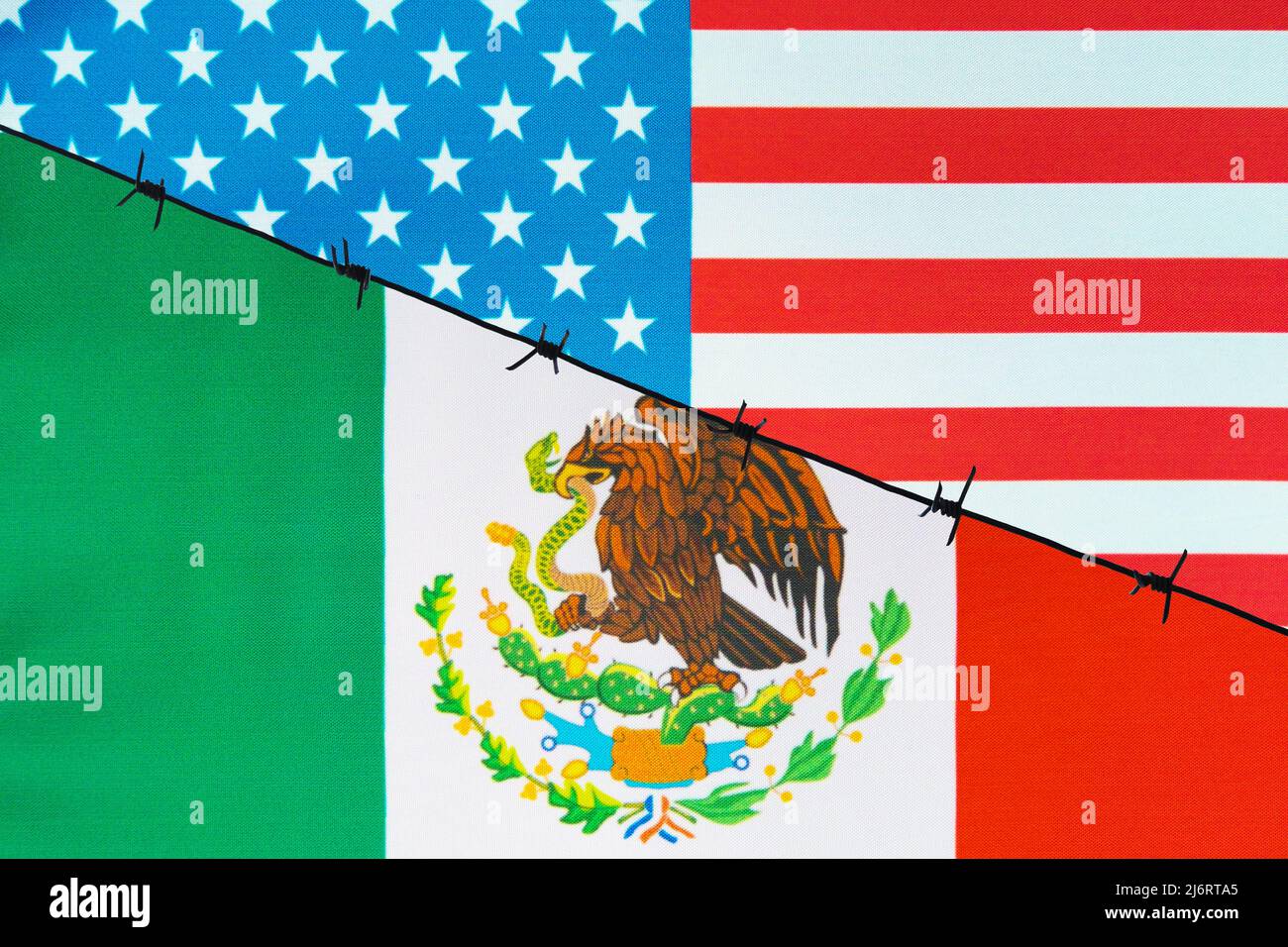 Bandiere degli stati Uniti e del messico delimitate con filo spinato. Simbolo del confine tra paesi e relazioni di immigrazione tese. Foto Stock