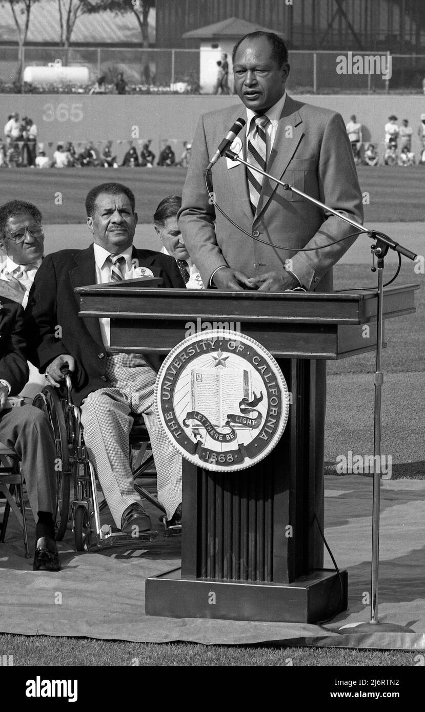 Il sindaco Tom Bradley si rivolge alla folla all'inaugurazione del Jackie Robinson Stadium, sede della squadra di baseball degli UCLA Bruins a Westwood, CA, 1981. Foto Stock