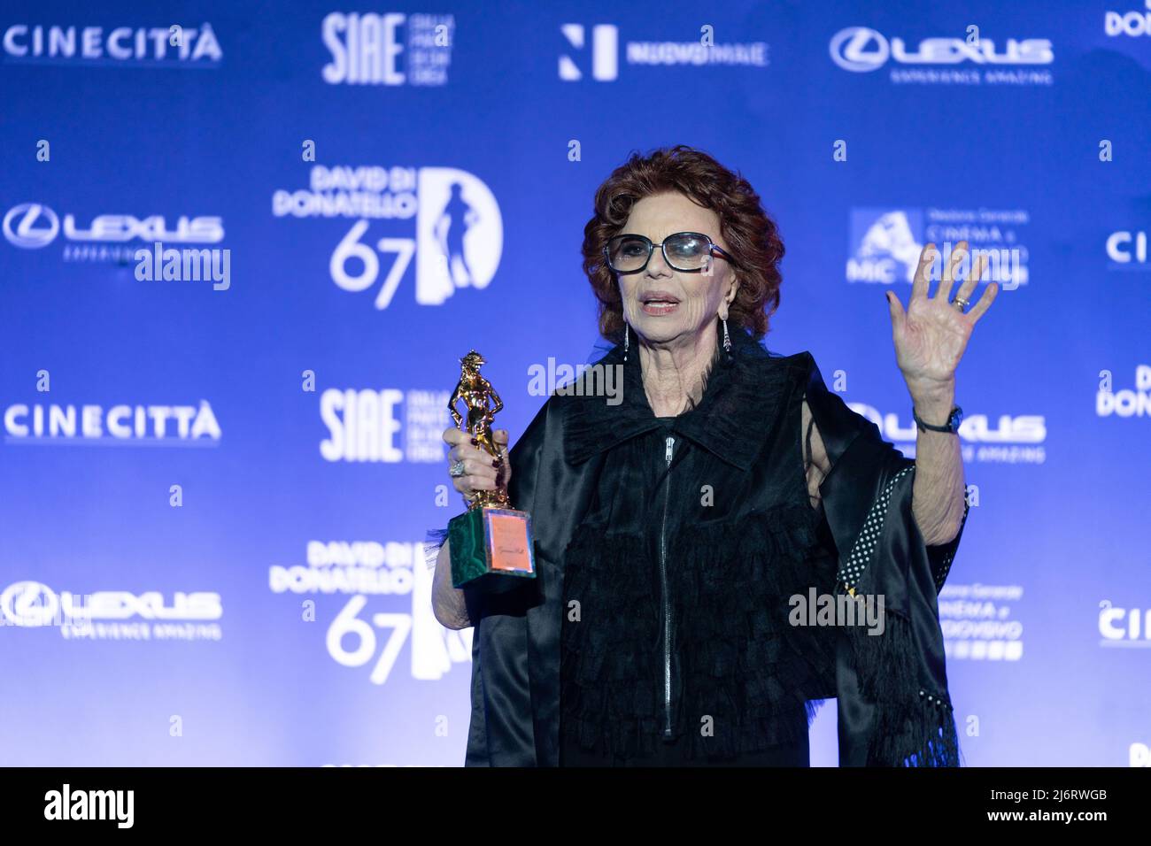 Roma, Italia, 3 maggio 2022 - Giovanna Ralli si presenta con il premio David di Donatello Lifetime Achievement Award durante la fotocall dei vincitori 67th di David di Donatello. Credits: Luigi de Pompeis/Alamy Live News Foto Stock