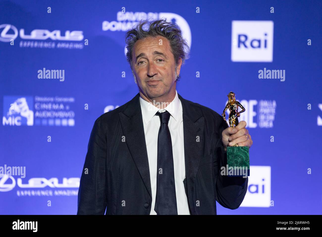 Roma, Italia, 3 maggio 2022 - il regista Paolo Sorrentino pone con David di Donatello il miglior film durante la Fotocall 67th dei vincitori di David di Donatello. Credits: Luigi de Pompeis/Alamy Live News Foto Stock