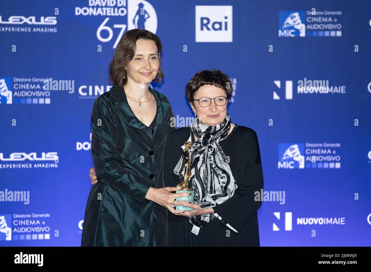 Roma, Italia, 3 maggio 2022 - Donatella di Pietrantonio e Monica Zappelli sono premiate con David di Donatello per la miglior sceneggiatura non originale durante la fotocall vincitrice del David di Donatello 67th. Credits: Luigi de Pompeis/Alamy Live News Foto Stock