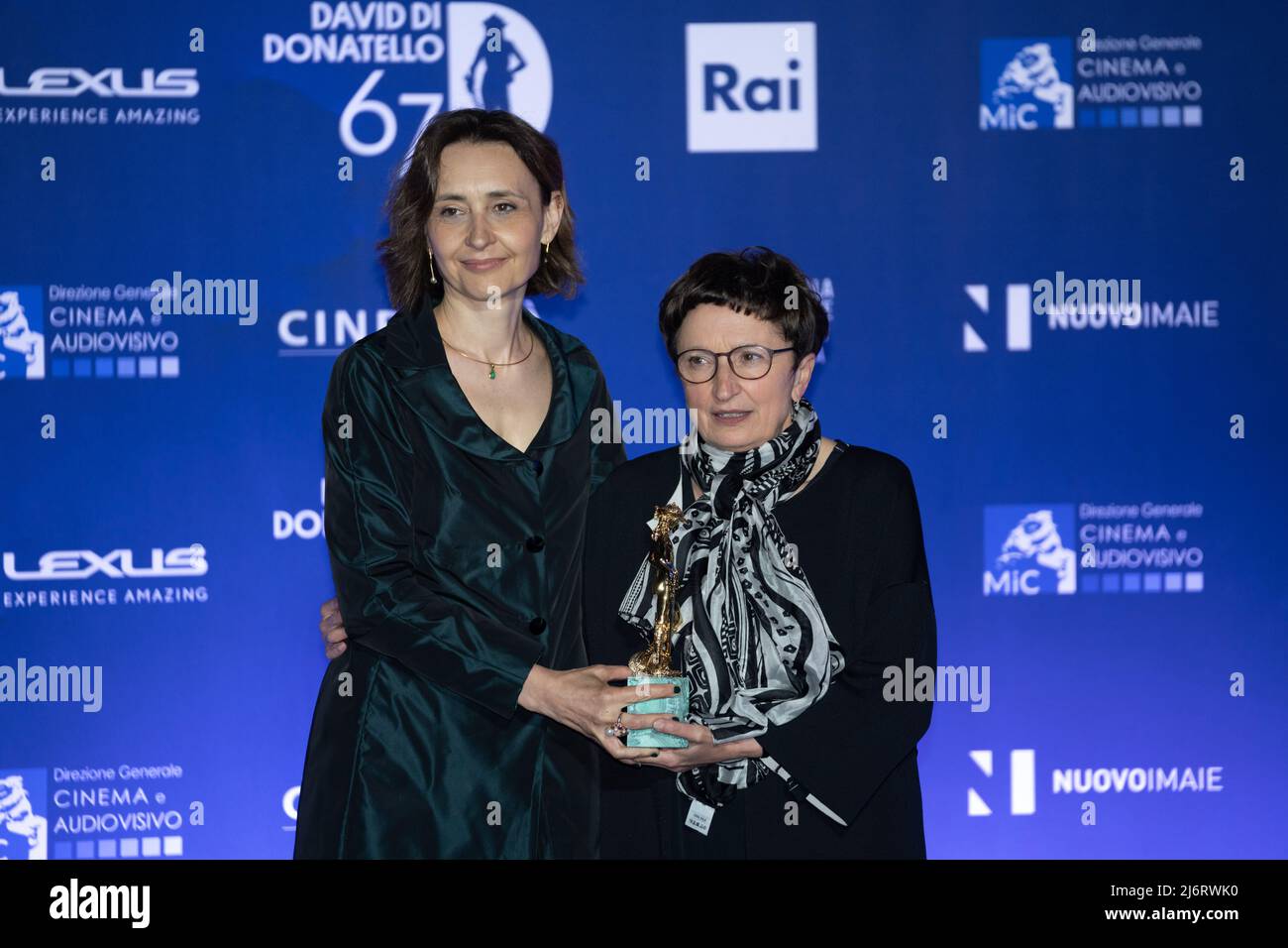 Roma, Italia, 3 maggio 2022 - Donatella di Pietrantonio e Monica Zappelli sono premiate con David di Donatello per la miglior sceneggiatura non originale durante la fotocall vincitrice del David di Donatello 67th. Credits: Luigi de Pompeis/Alamy Live News Foto Stock