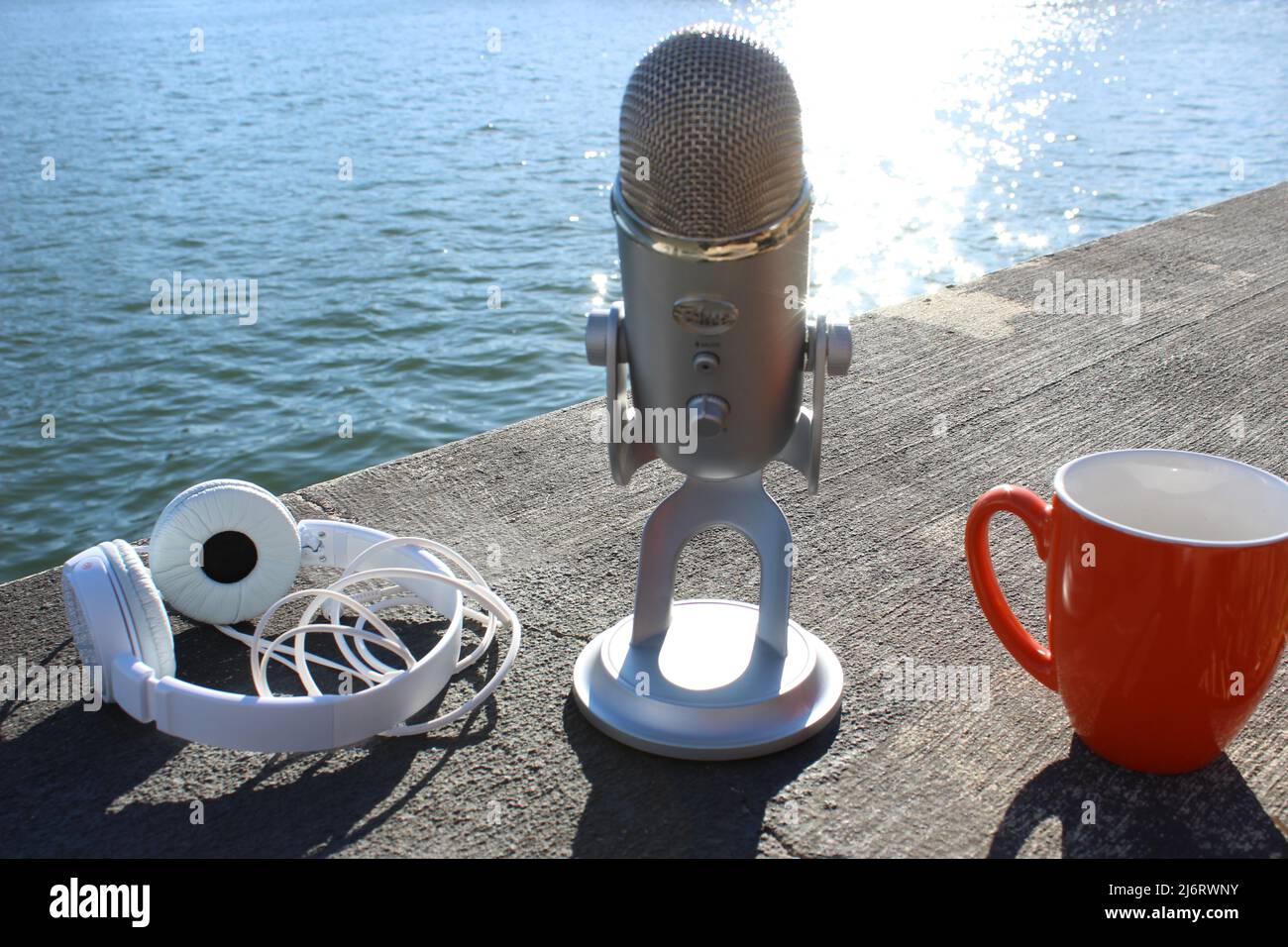 Cuffie per tazza da caffè con microfono ad acqua solare scintillante DC Foto Stock