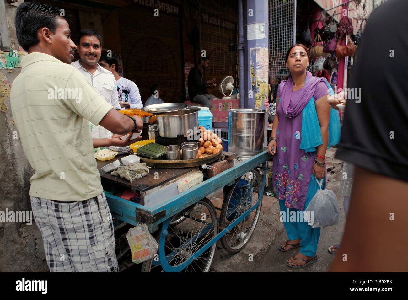 Un fornitore di cibo di strada a Varanasi, Uttar Pradesh, India. Foto Stock