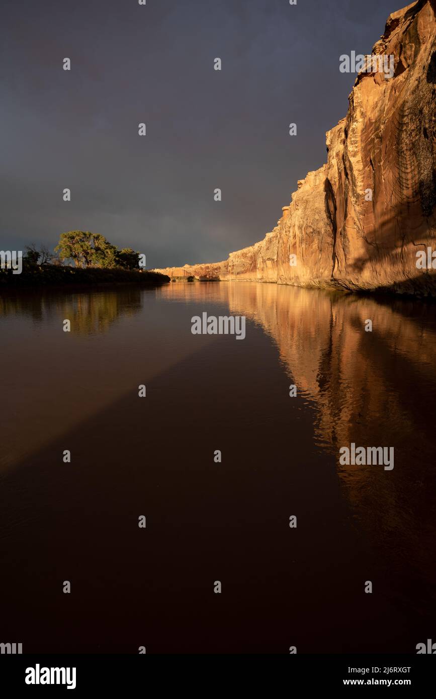 Tramonto bagliore sulle pareti del canyon, Green River, Utah. Foto Stock