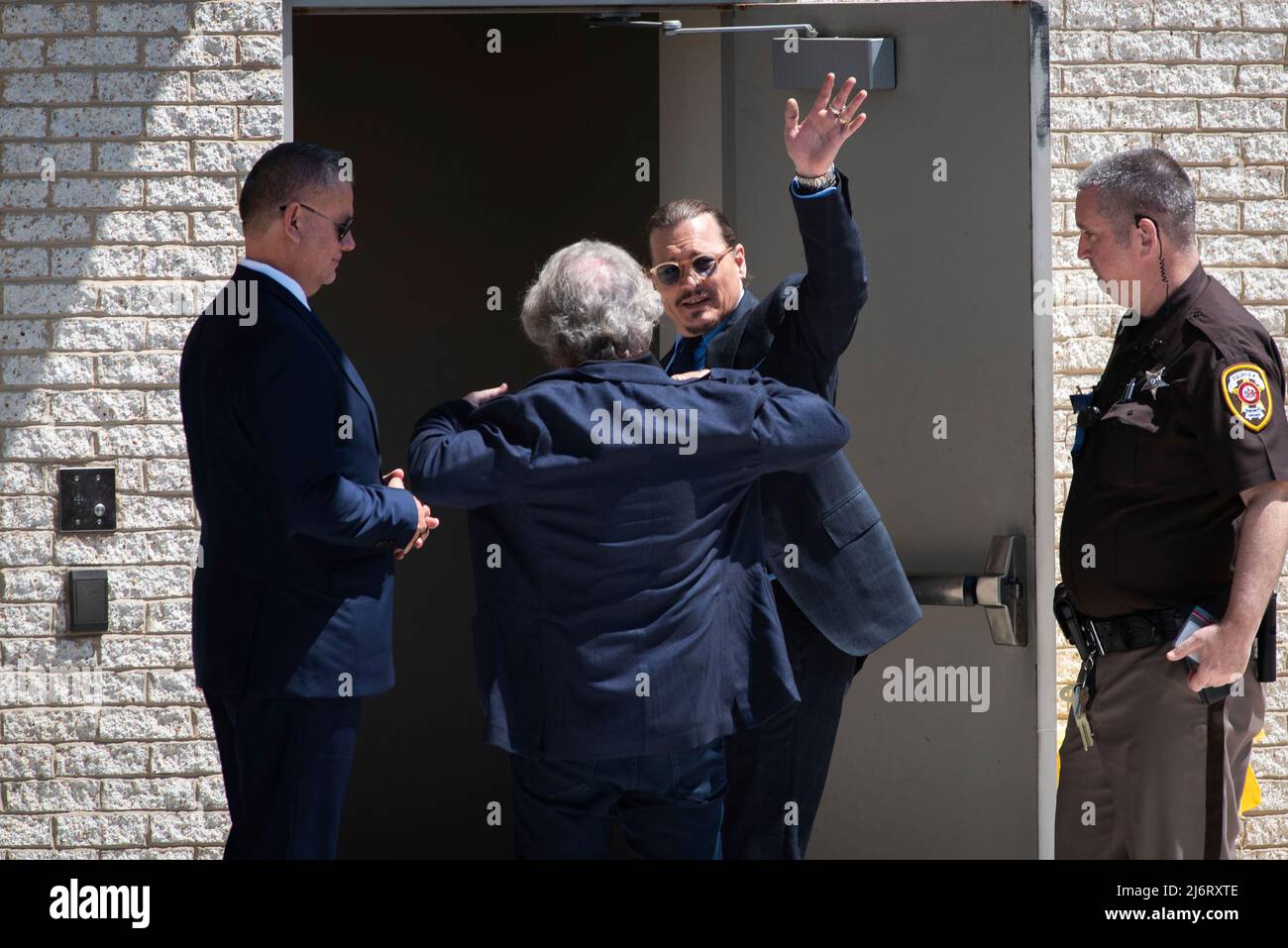 Johnny Depp ondeggia ai fan durante una pausa, al tribunale della contea di Fairfax, a Fairfax, durante il suo processo civile con Amber Heard, lunedì 2 maggio 2022. Depp ha portato una causa di diffamazione contro la sua ex moglie, l'attrice Amber sentito, dopo che ha scritto un op-ed nel Washington Post nel 2018 che, senza chiamare Depp, lo accusò di abuso domestico. Credito: Cliff Owen / CNP (RESTRIZIONE: NO New York o New Jersey Quotidiani o giornali entro un raggio di 75 miglia da New York City) Foto Stock