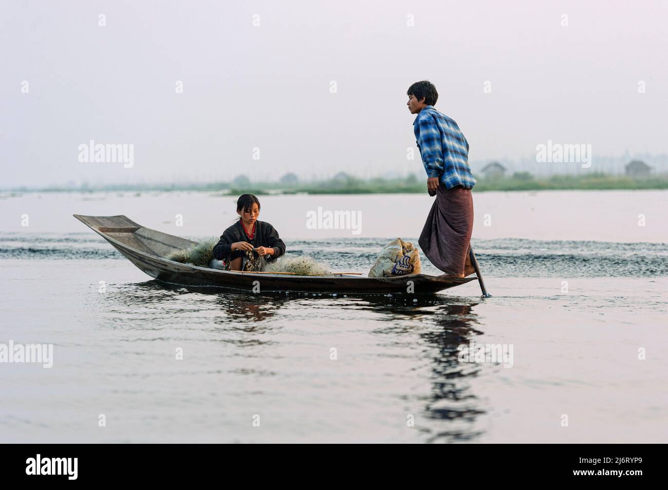 Marito e moglie si preparano a pescare sul lago Inle, Myanmar Birmania Foto Stock