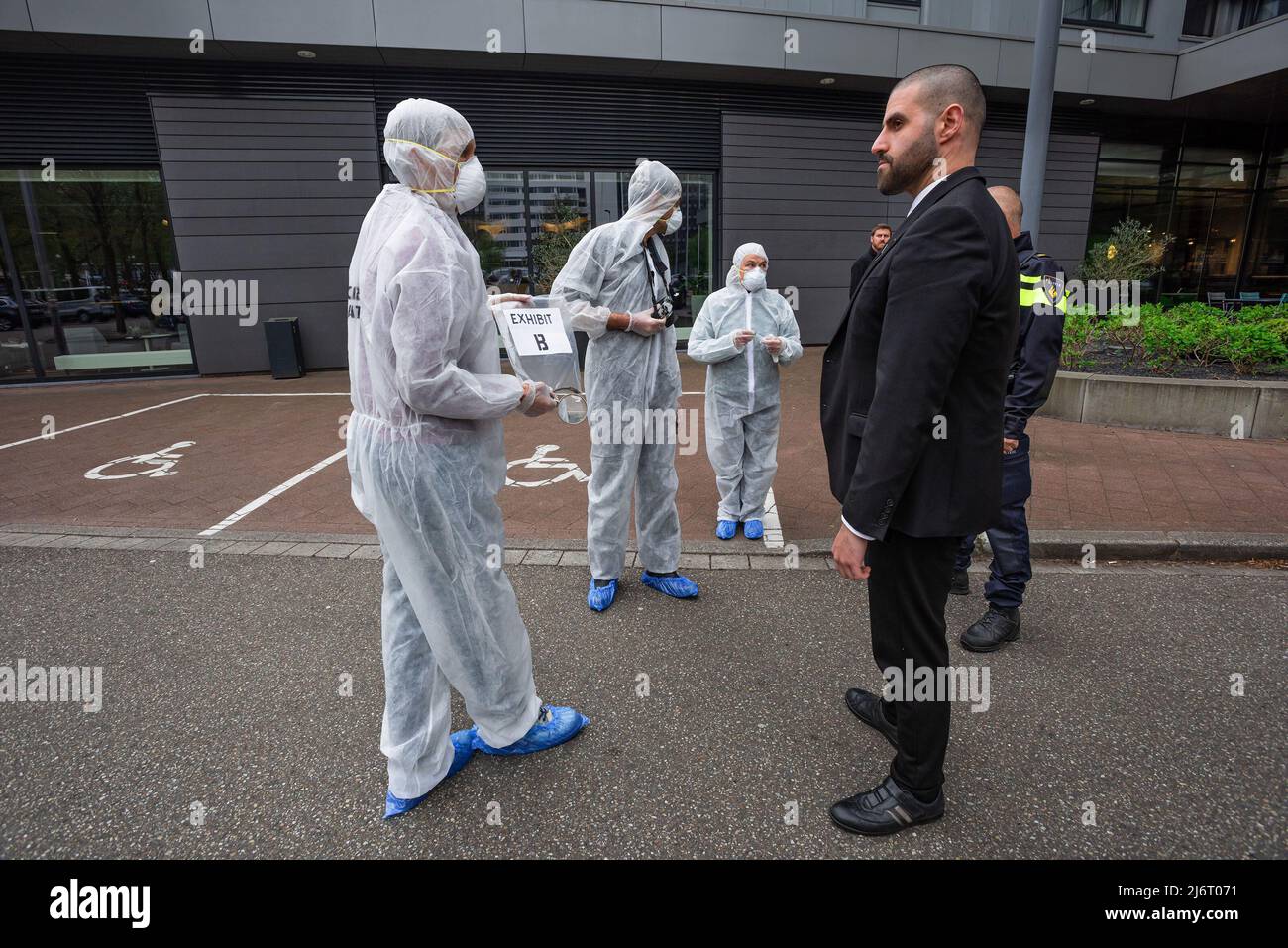 Ocean Rebellion, ha rifiutato l'ingresso al parcheggio dell'hotel Novotel e può dimostrarsi solo sul marciapiede durante il Global LNG Bankering Summit. Durante il Global LNG Bankering Summit 2022, l'industria afferma che il GNL o il gas naturale liquefatto sono il carburante marino più pulito disponibile rispetto al gasolio pesante. Il GNL ha emissioni significativamente inferiori nel CO2 e emissioni di particelle quasi inesistenti ed è una tecnologia sicura, che offre un contenuto energetico più elevato e costi operativi più bassi. L'obiettivo della conferenza di 3 giorni è quello di avviare l'avvio del gas naturale liquido (GNL) nel settore delle spedizioni e delle importazioni, e di avviare la messa a punto Foto Stock